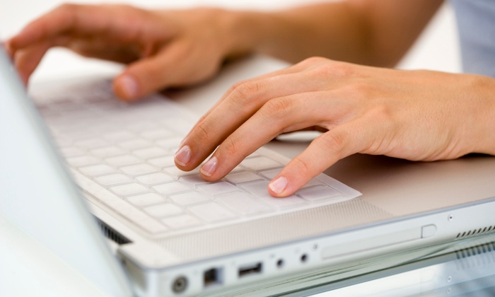 Mujer trabajando con ordenador en agencia especializada en Branded content