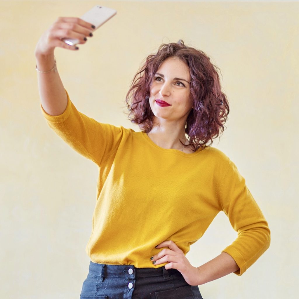 mujer realizando selfie para redes sociales