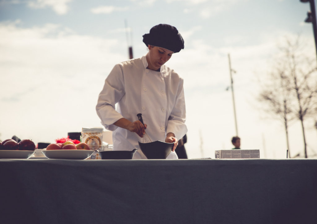 cocinera en evento para empresa