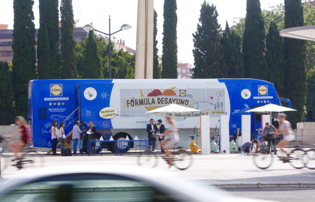 autobús con publicidad del sector de la alimentación