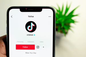 Mòbil que mostra l'aplicació TikTok