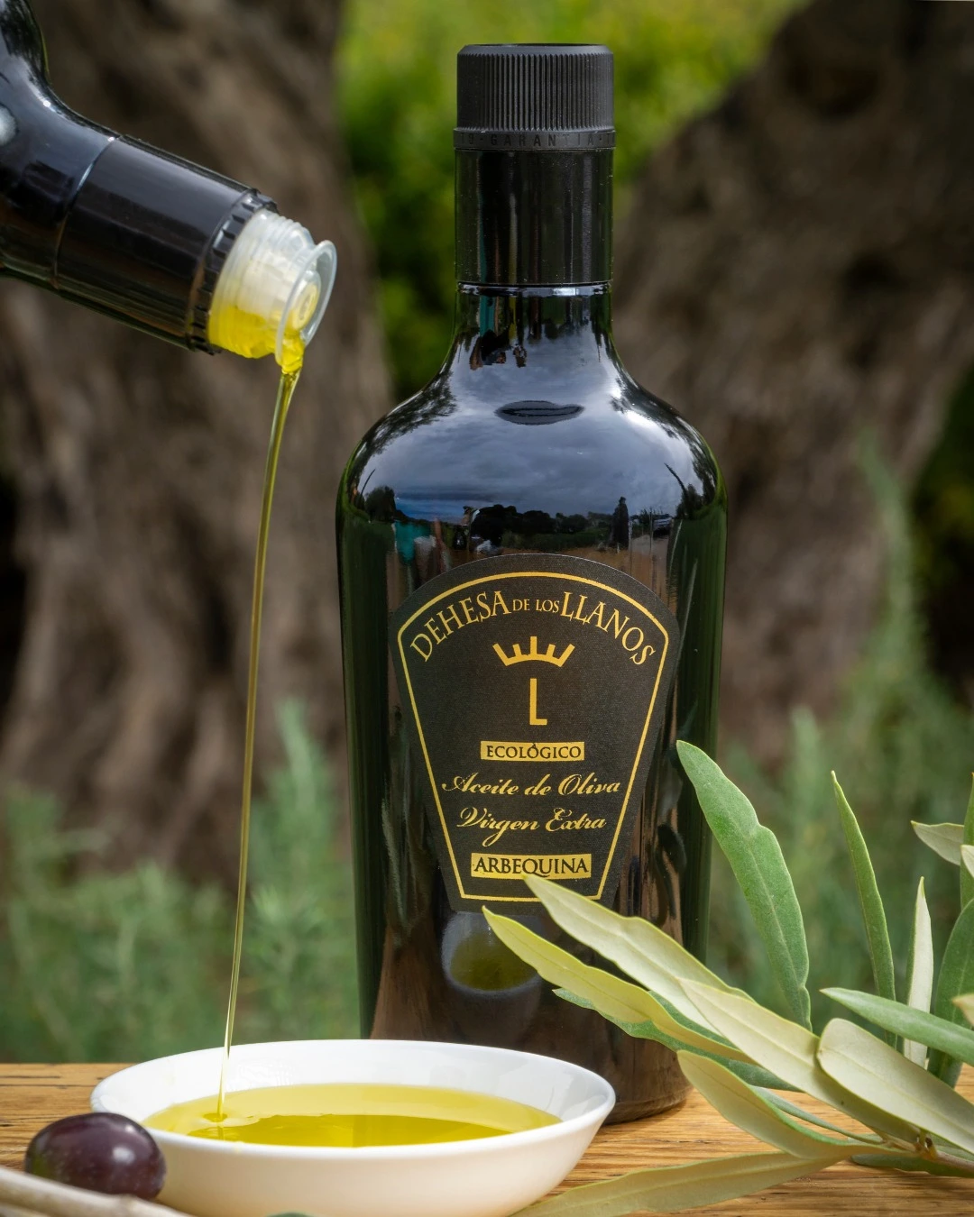 Aceite de La Dehesa Botella de aceite de oliva que incorpora la etiqueta de la marca La Dehesa de los Llanos para su estrategia de marketing digital.