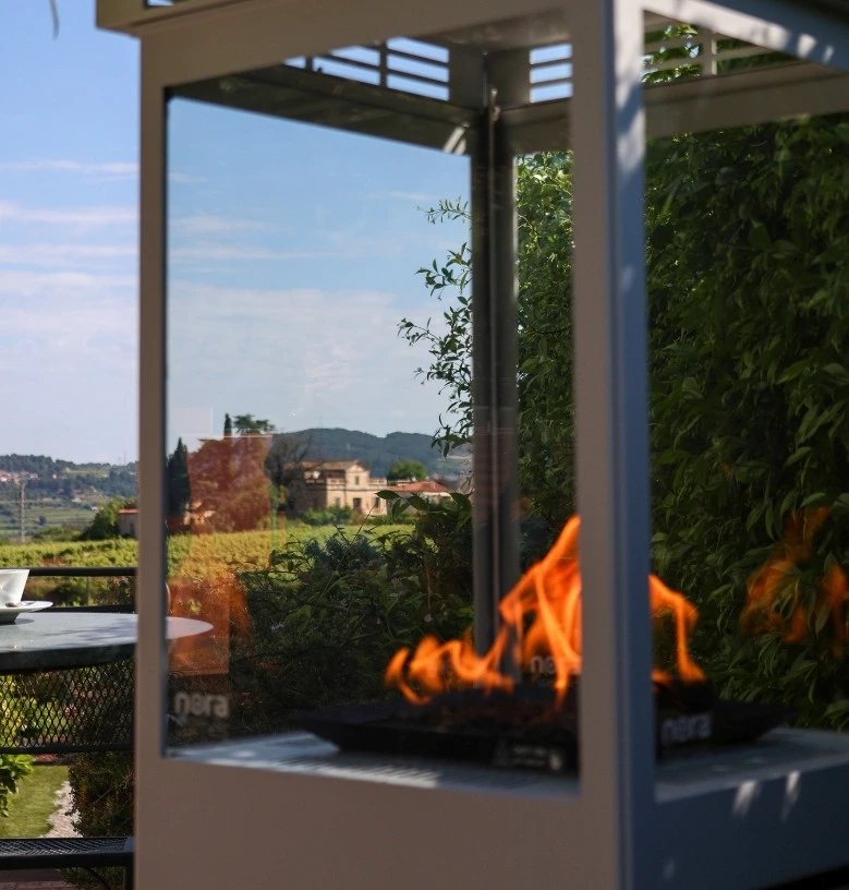 Exemple de màrqueting de continguts visual per a una marca de decoració: xemeneia moderna encesa amb el missatge 'Foc pur. Disseny sense límits', ambientada en un saló acollidor.