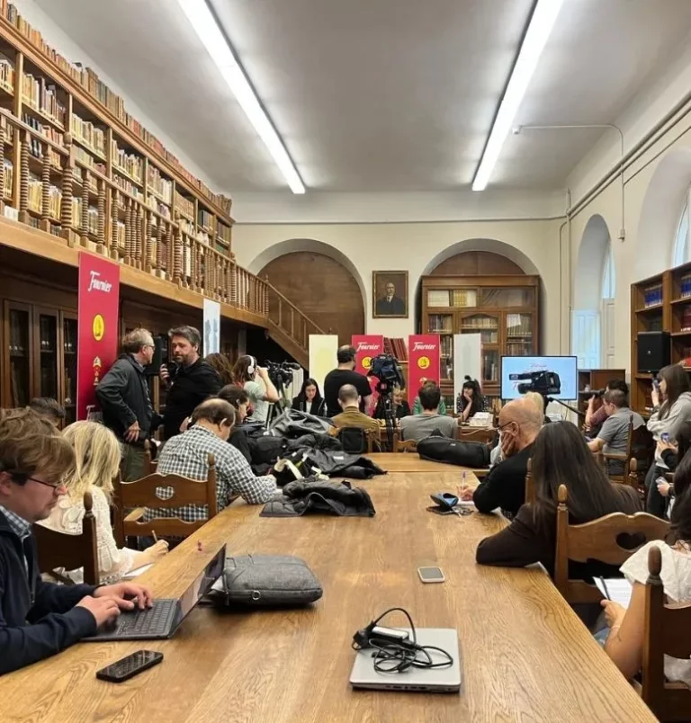 Rueda de prensa organizada por V3rtice como parte de la planificación de eventos del 155 aniversario de Fournier
