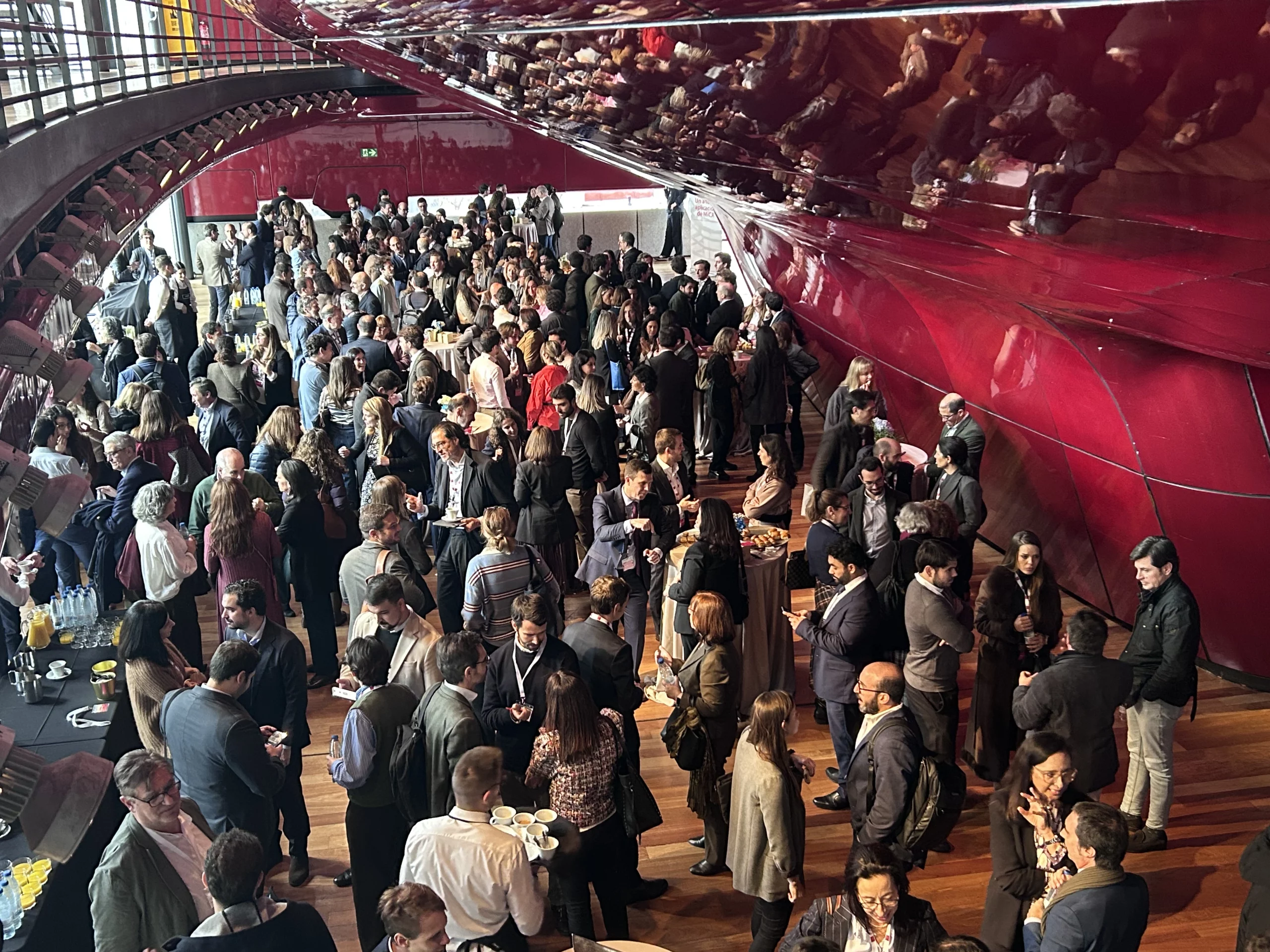 Organizacion de eventos en Madrid: asistentes durante el evento institucional de la CNMV en el Museo Reina Sofía (Madrid).